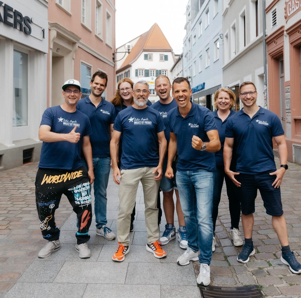 Gruppenfoto des Sales-Angels-Teams auf einer Straße